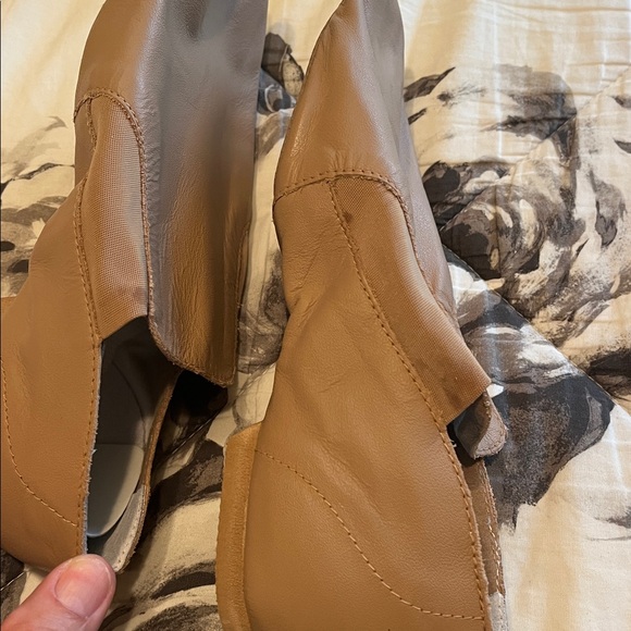 NWTs Tan jazz shows size 8 - Picture 5 of 5